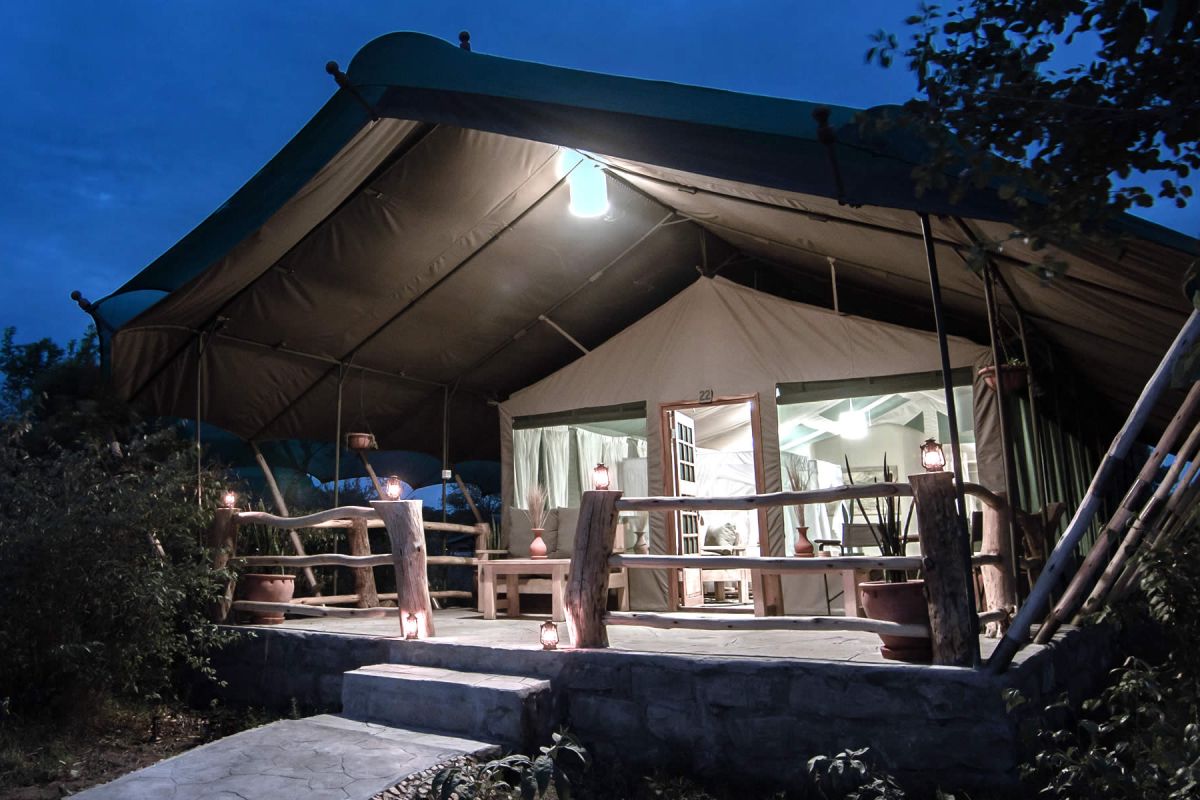 Luxe safaritent van Mara Maisha Camp met panoramisch uitzicht over de Masai Mara savanne