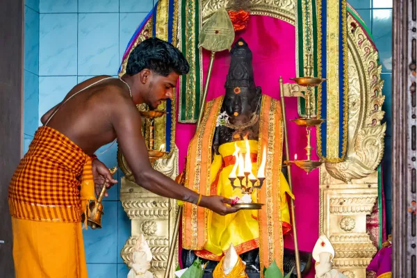 Traditionele religieuze ceremonie in een tempel in Sri Lanka