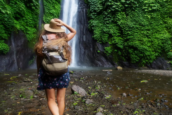 Weg door tropische natuur onderweg naar Banjar Hot Springs