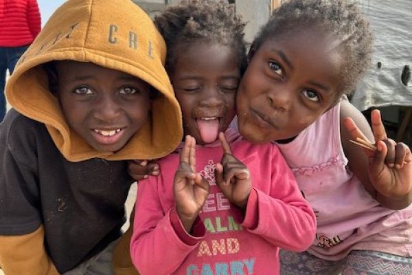 “Culturele wandeling met lokale gids door de Mondesa township in Swakopmund, Namibië, gericht op ontmoeting en begrip.”