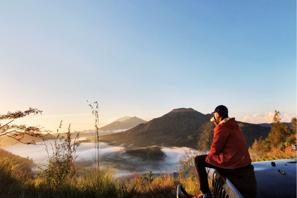 Uitzicht op Mount Batur en het kratermeer vanaf startpunt mountainbike tour