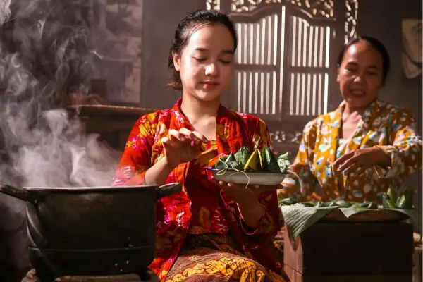 Reizigers volgen een Thaise kookworkshop in Chiang Mai