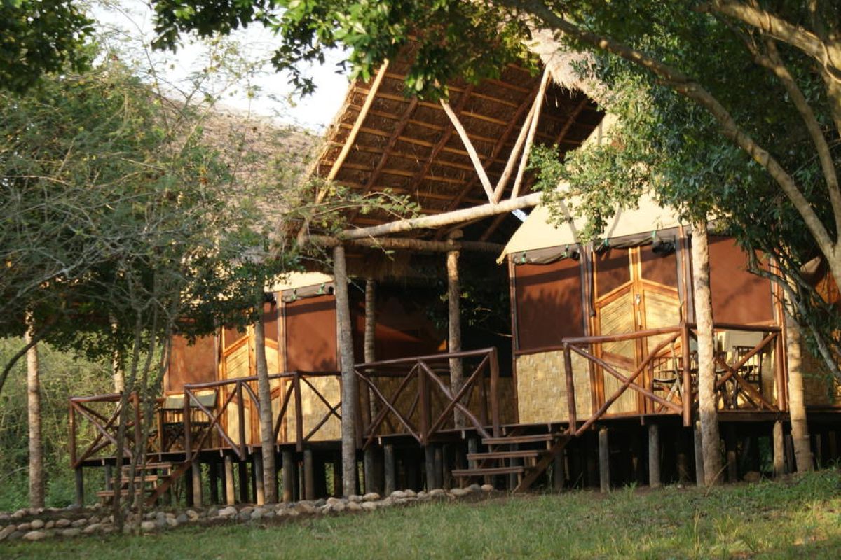 The Bush Lodge in Queen Elizabeth National Park met uitzicht op savanne en bushland.