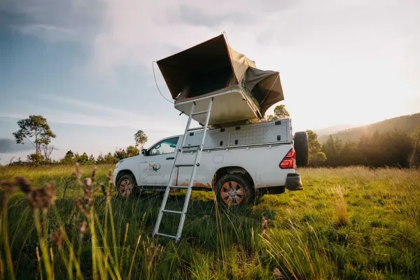 Toyota Hilux Single Cab 4×4 met daktent in de Afrikaanse savanne – ideale selfdrive huurauto voor Namibië en Botswana.webp