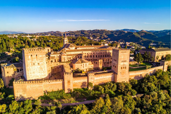 Alhambra paleis in Granada met Sierra Nevada op de achtergrond