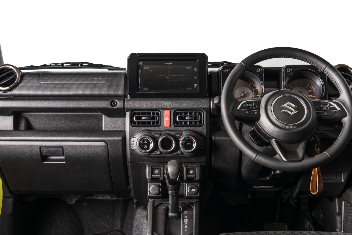 Interieur van Suzuki Jimny 3-deurs 4x4 met hoge zitpositie en overzicht.