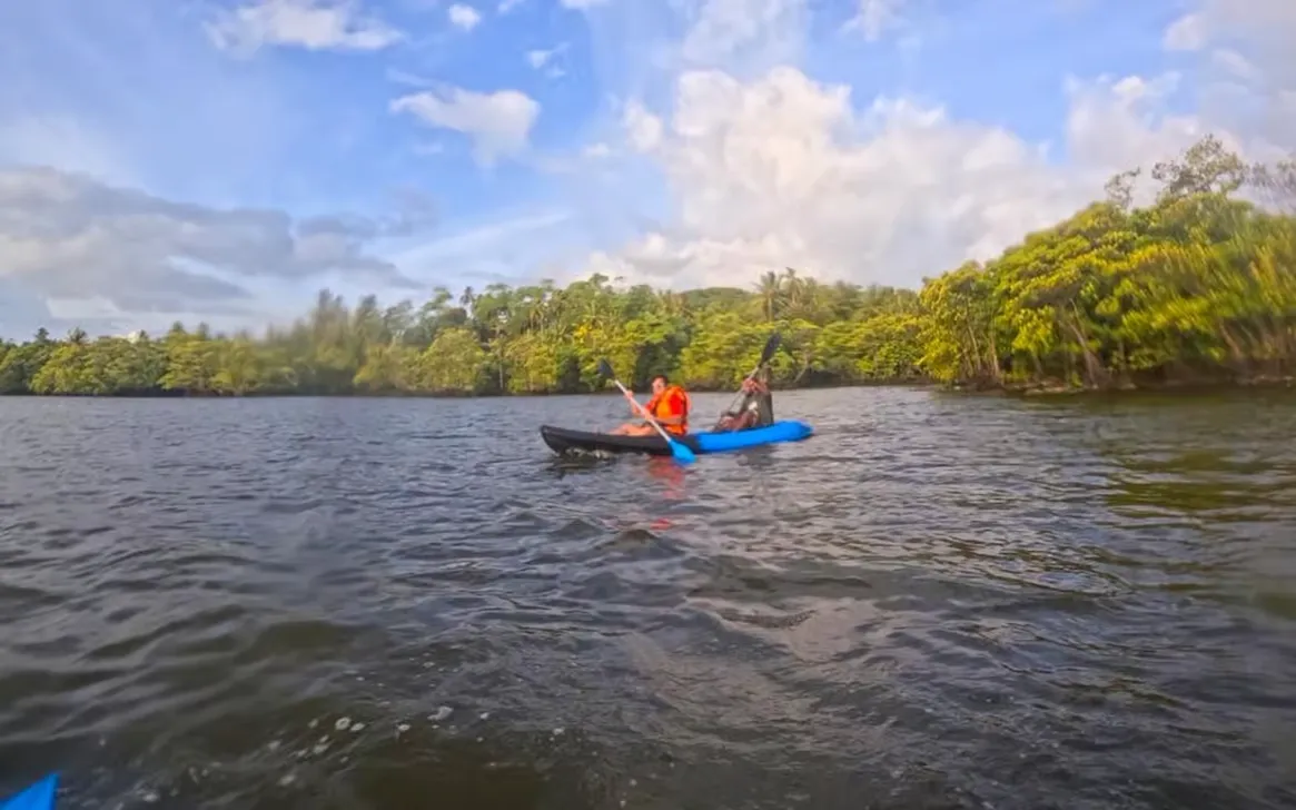 Kanotocht door de groene omgeving van Digana in Sri Lanka