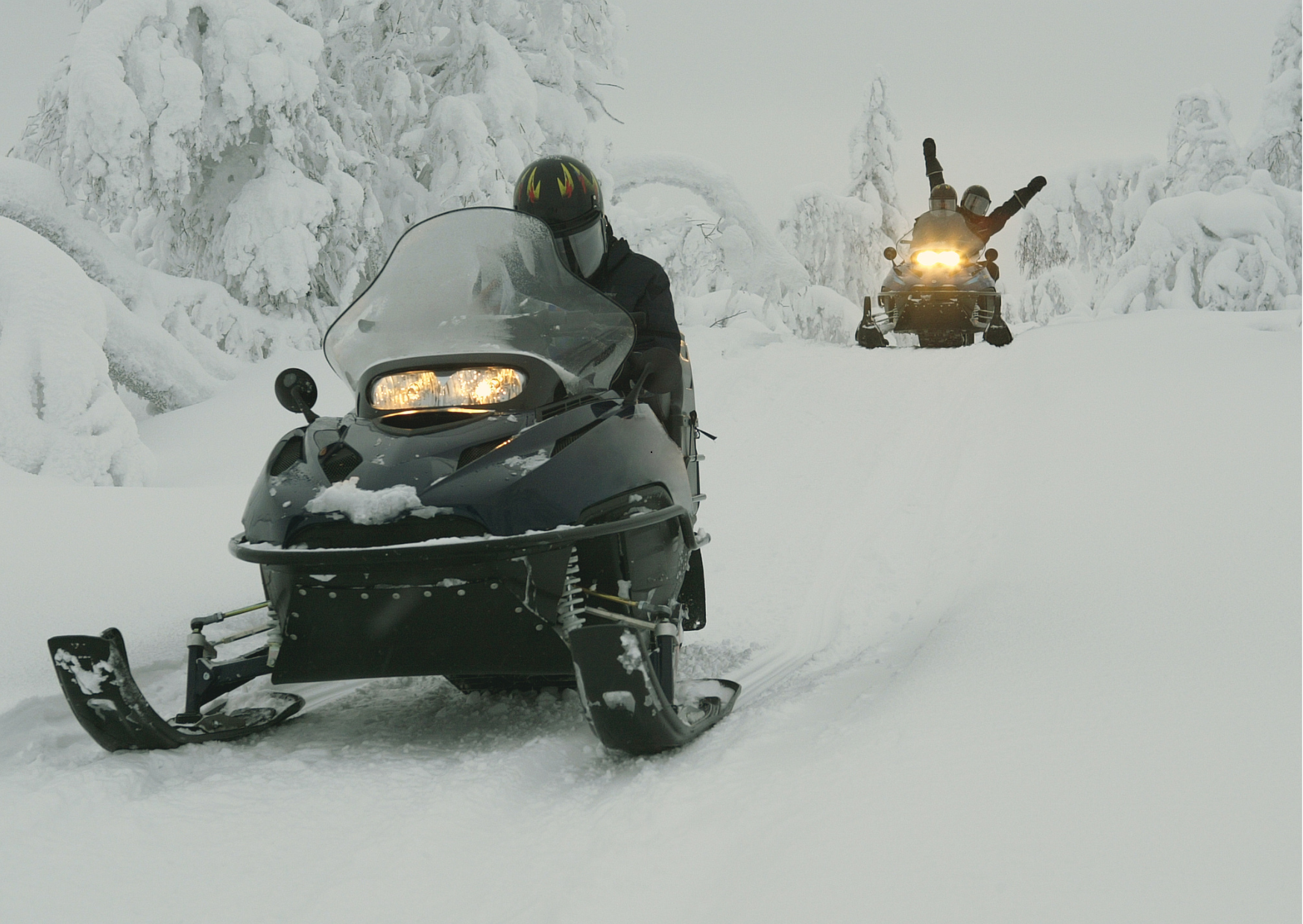 Sneeuwscooter in Lapland tijdens rondreis 5 dagen in Rovaniemi door sneeuwlandschap