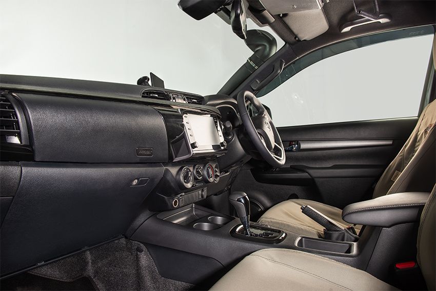 “Toyota Hilux Expedition Xtra Cab 4x4 tijdens safari selfdrive door afgelegen gebieden in Botswana.”