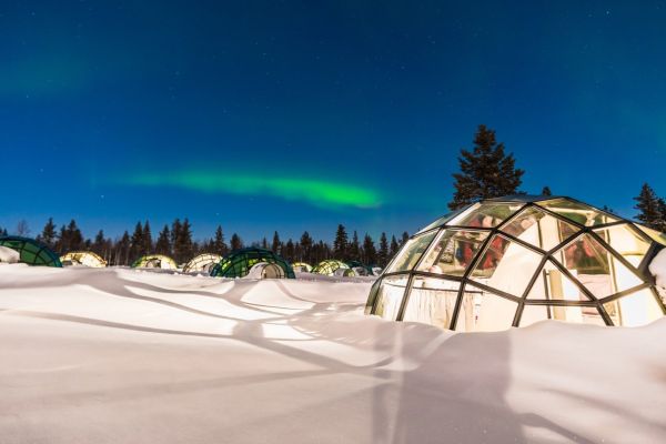 Glazen iglo in Lapland met uitzicht op noorderlicht tijdens rondreis in Rovaniemi