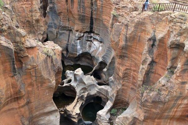 “Bourke’s Luck Potholes langs de Panoramaroute in Mpumalanga, Zuid-Afrika.”