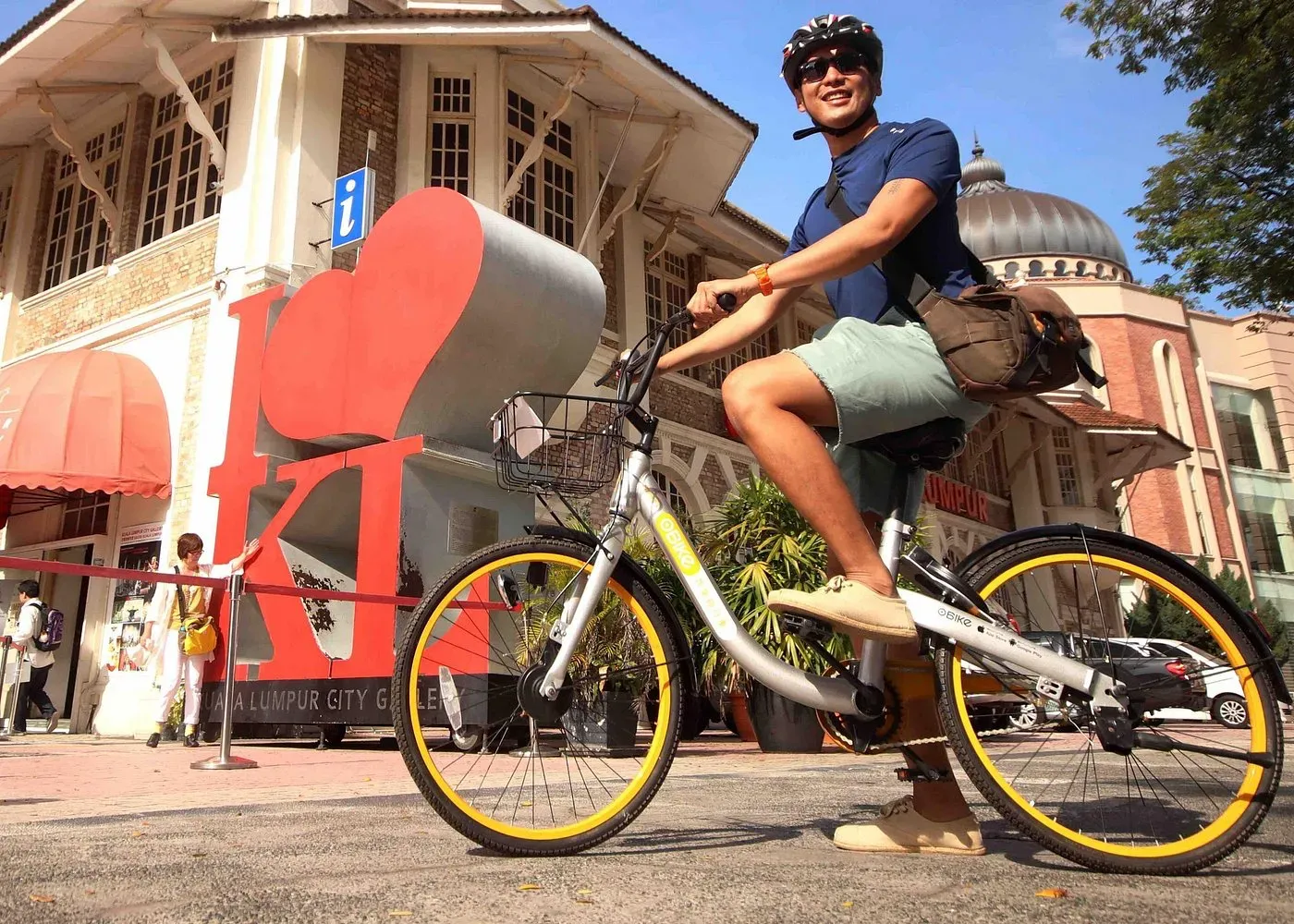 Fietser bij het I Love Kuala Lumpur-bord voor de Kuala Lumpur City Gallery