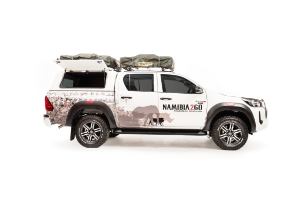 Laadruimte van Toyota Hilux Double Cab Budget met canopy en kampeeruitrusting.