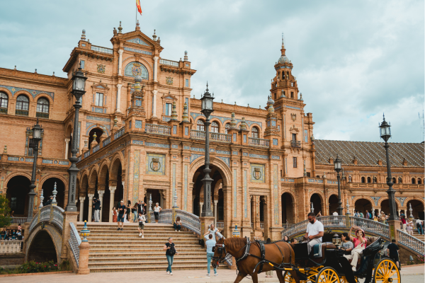 Traditionele paard en wagen in het historische centrum van Sevilla