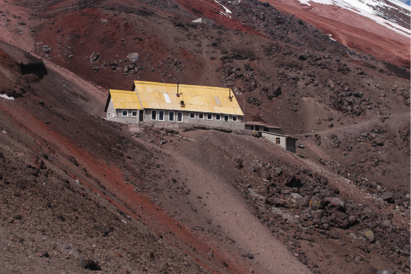 Wandeling naar de José Rivas-berghut in Nationaal Park Cotopaxi, met uitzicht op vulkanische landschappen en de Andes op grote hoogte.