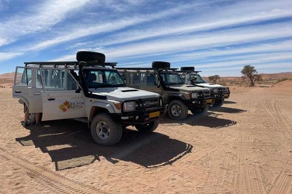 Robuuste Toyota Land Cruiser HJ76 4×4 met hoge zitpositie, perfect voor gravelwegen en nationale parken