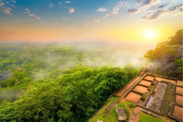 Uitzicht vanaf Sigiriya Rock over het groene landschap van Sri Lanka