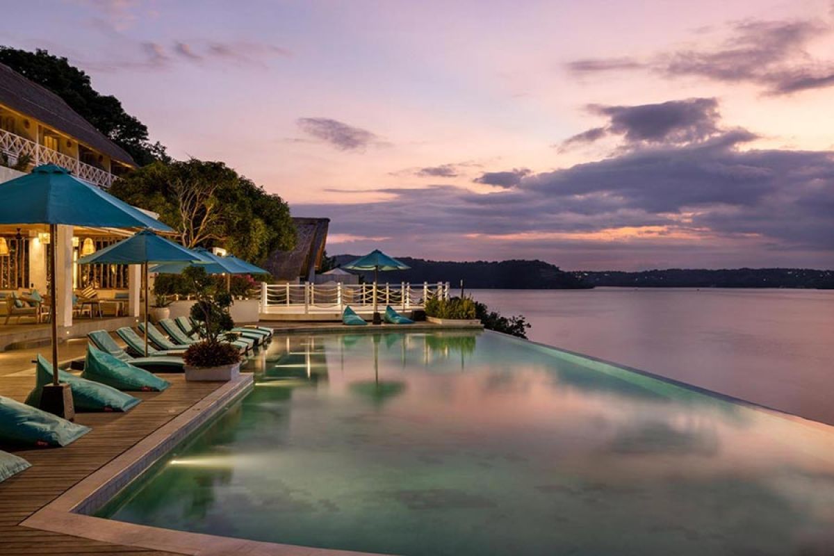 “Luxe infinity pool met panoramisch uitzicht op de oceaan bij Pramana Natura.”