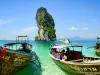 18-daagse familie rondreis Thailand Traditionele longtailboot op het strand van Krabi Thailand