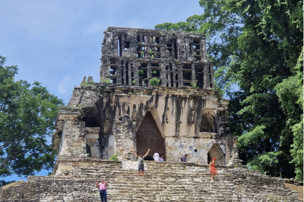 Palenque • “Archeologische site Palenque met tropische vegetatie.”