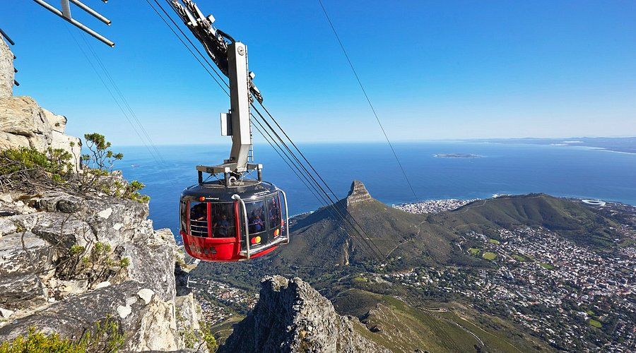 Kaapstad_Uitzicht met kabelbaan over Kaapstad met de Tafelberg