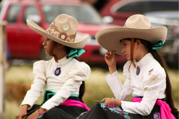 “Traditionele klederdracht in dorp San Juan Chamula.”