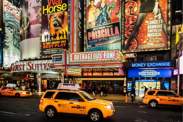 Verlichte theaters van Broadway en de bekende reclameborden op Times Square in New York