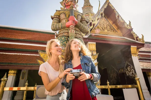 Toeristen genieten van hun Thailand Familie Rondreis door Thailand