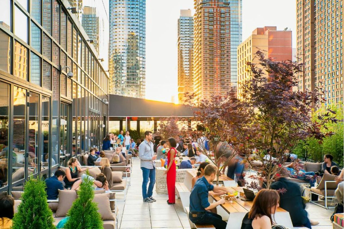 Rooftopterras van YOTEL New York Times Square met uitzicht over Manhattan
