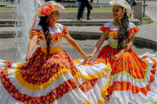 Mexico_Dansen op het plein in mexicaanse klederdracht