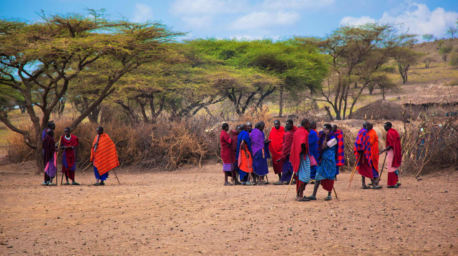 Lokale Masai-mensen in een traditioneel dorp tijdens een culturele ontmoeting