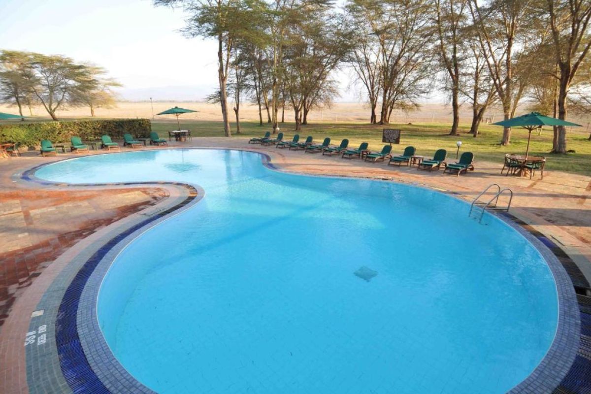 Zwembad van Ol Tukai Lodge met panoramisch uitzicht op de savanne van Amboseli
