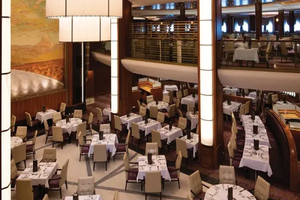 Elegant restaurant aan boord van de Oasis of the Seas waar gasten genieten van een diner