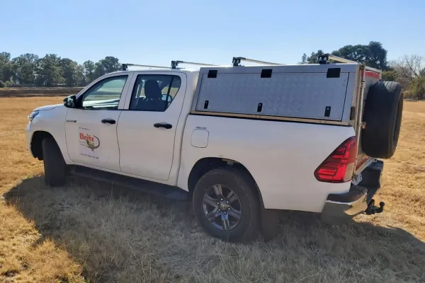 Toyota Hilux Double Cab 4×4 met grote laadbak, geschikt voor 4 koffers en extra bagage