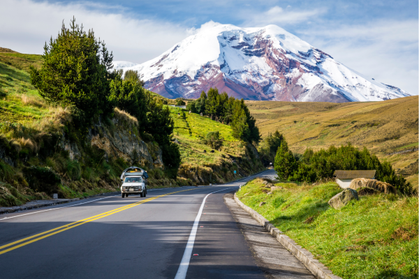 Andeslandschap met vulkaan nabij Quito, deels gehuld in wolken, als symbolisch afscheid van Ecuador.