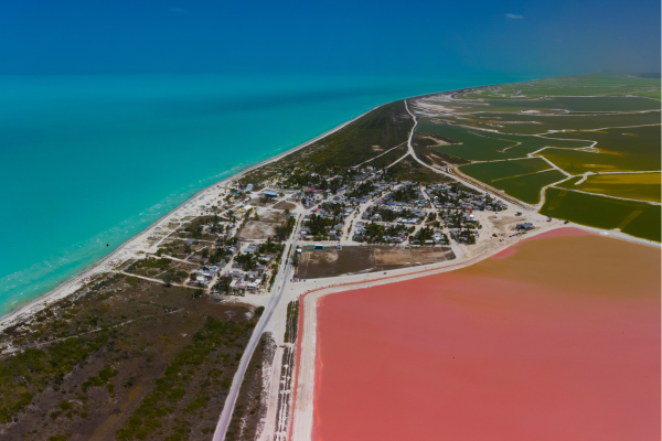 Rio Lagatoras - “Roze lagune met witte zoutkristallen bij Las Coloradas.”