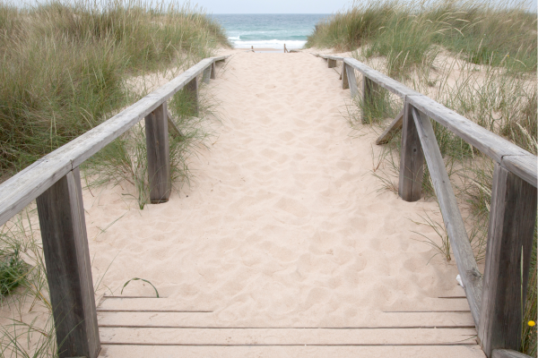 Strand La Caleta in Cádiz bij zonsondergang