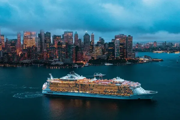 Royal Caribbean Oasis of the Seas aangemeerd nabij New York voorafgaand aan vertrek naar de Caraïben