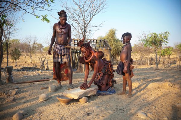 Himba vrouw in traditionele kleding in Noord-Namibië