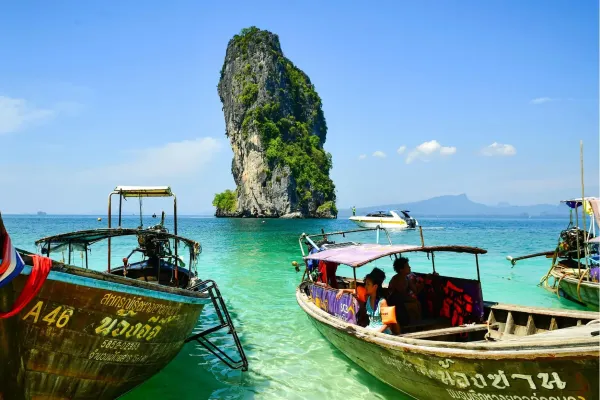 Traditionele longtailboot op het strand van Krabi Thailand