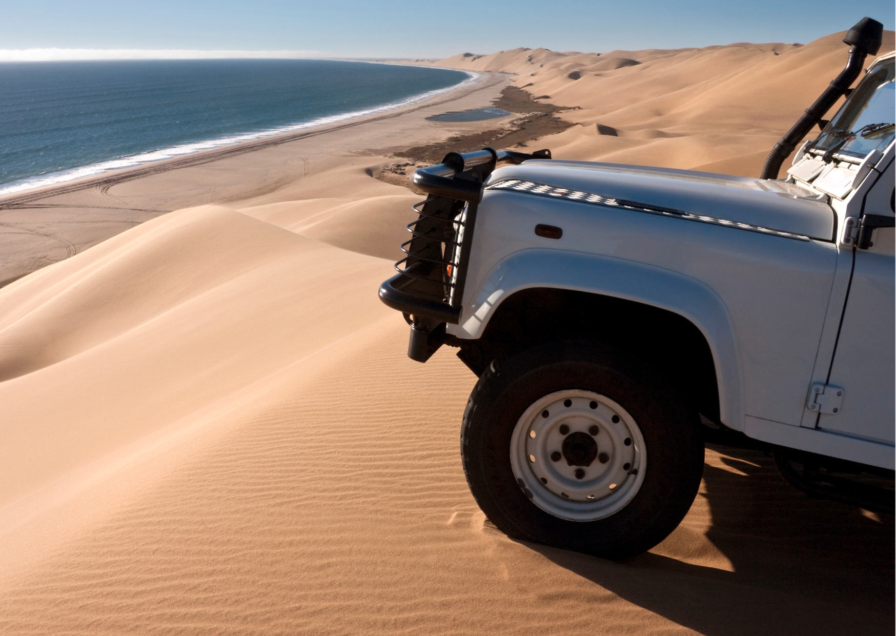Namibie_Auto in woestijn - desert - tijdens roadtrip