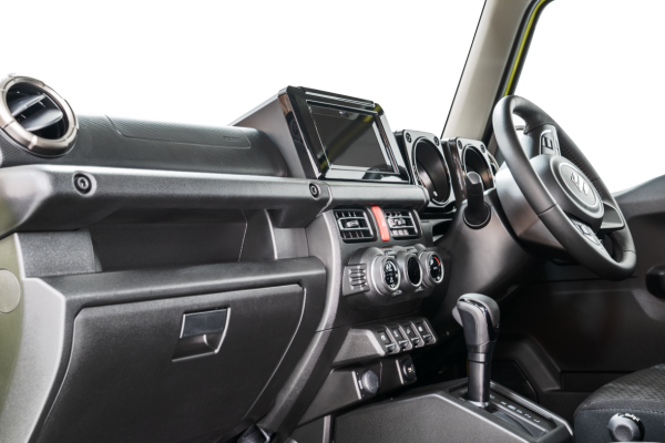 Compacte Suzuki Jimny 3-deurs 4x4 op zandpad tijdens selfdrive in Afrika.