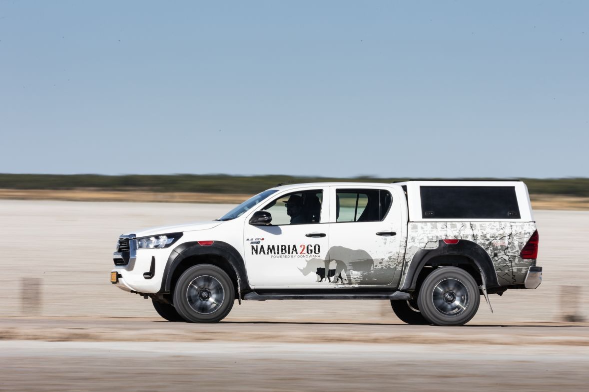 Interieur van Toyota Hilux Double Cab met vier zitplaatsen voor selfdrive reizen.