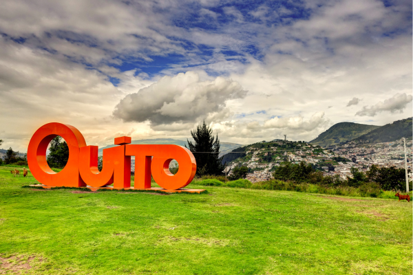 Quito omringd door het Andesgebergte, met indrukwekkende berglandschappen en stedelijke bebouwing op grote hoogte.