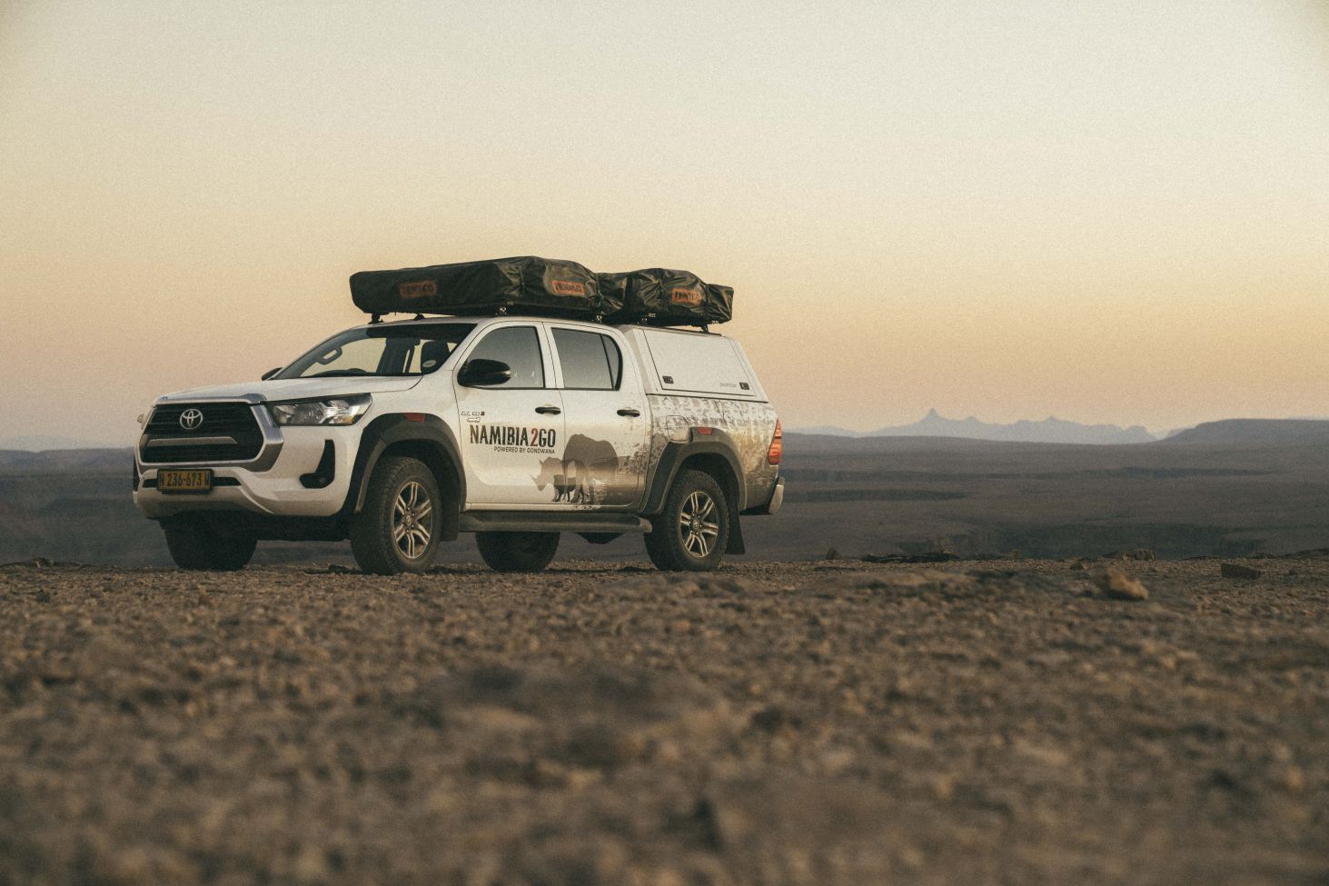 Budget equipped Hilux 4×4 met ruime laadbak en daktent voor roadtrips met volledige vrijheid
