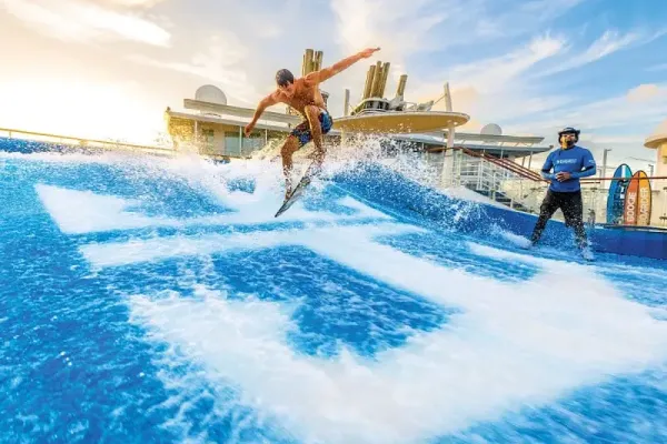 Passagier surft op de FlowRider surf simulator aan boord van de Oasis of the Seas van Royal Caribbean