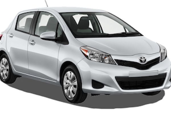 Toyota Yaris huurauto tijdens een rondreis Costa Rica.