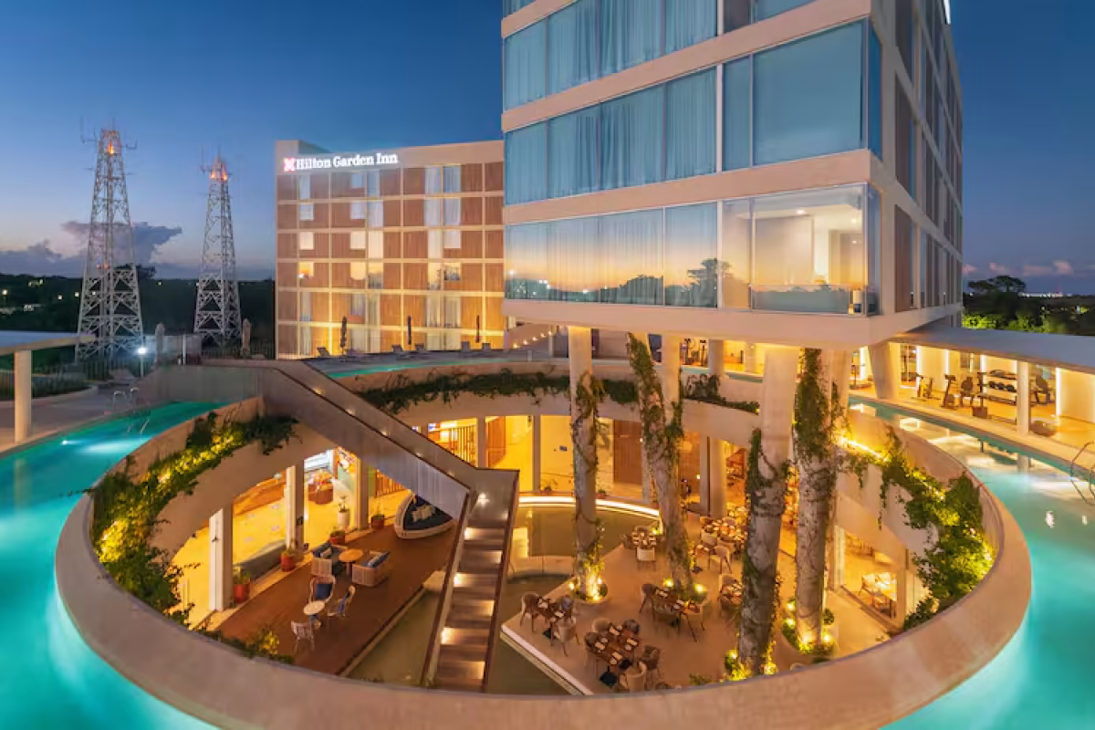 Rooftop pool bij Hilton Garden Inn met uitzicht op Cancún