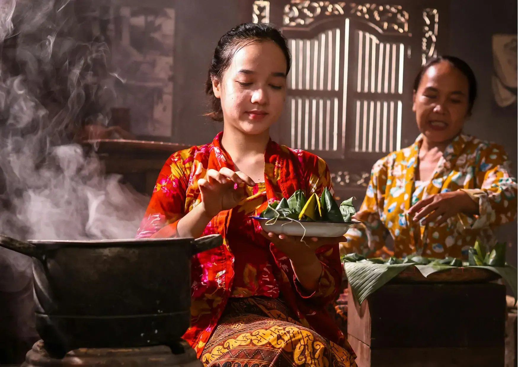 Reizigers volgen een Thaise kookworkshop in Chiang Mai
