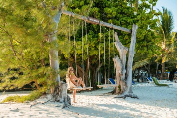 “Relaxte strandbeleving met schommel aan zee in Zanzibar”